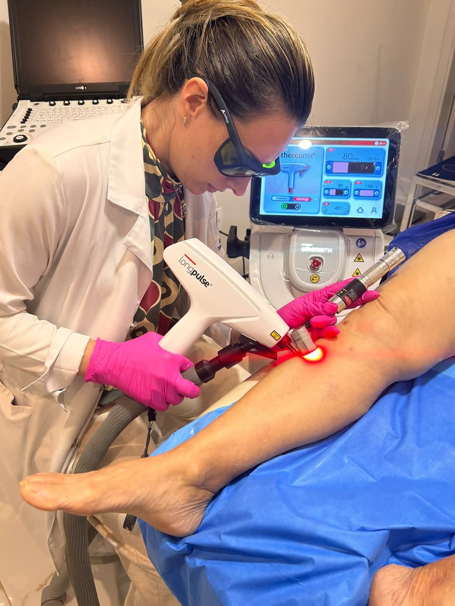 Dra. Danielle Bernardes aplicando laser transdérmico na perna de uma paciente