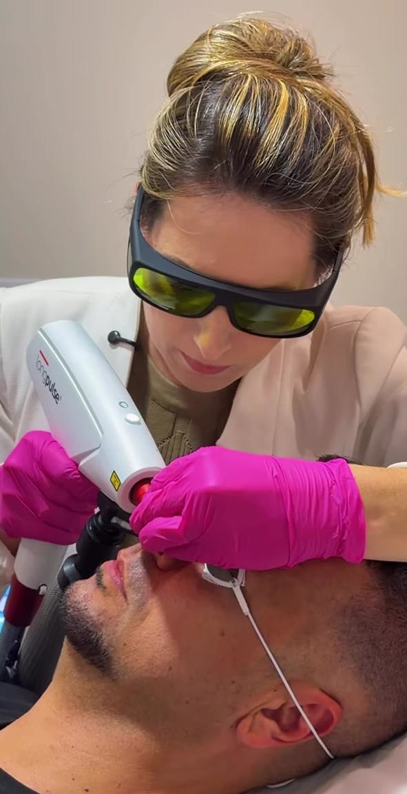 Dra. Danielle Bernardes realizando laser transdérmico com óculos de proteção ocular
